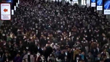 Tokyo, Japonya-04 Şubat 2020-4K, Timelapse yüksek açılı insan ve turistlerin bulaşıcı bulaşıcı hastalıklara karşı koruyucu maske takması ve toplu taşımacılık Dan 'de grip koruması