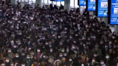 Tokyo, Japonya-04 Şubat 2020: Shinagawa İstasyonu 'nda büyük bir iş adamı kalabalığı. Şehir merkezindeki iş günlerinde trafik sıkışıklığının yüksek açılı görüntüsü