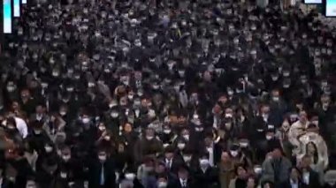 Tokyo, Japonya-04 Şubat 2020: Japon iş adamlarının ve kadınların hava görüntüsü yüz maskesi takıyor. Koronavirüs sırasında Wuhan-Çin-Dan 'den tedbir olarak metro maskesi takan insanlar.