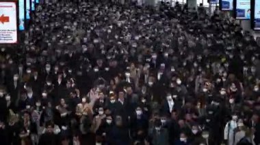 Tokyo, Japonya-04 Şubat 2020: Shinagawa İstasyonu 'ndaki iş adamlarının genel bakış açısı. Metro, günlük kullanımıyla dünyanın en işlek ulaşım merkezi. Japon yolcular yürüdü - Dan