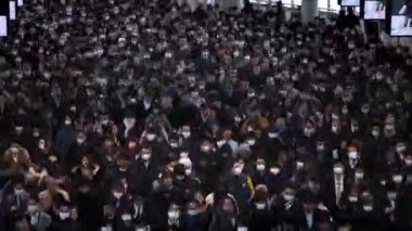 Tokyo, Japonya-04 Şubat 2020: Shinagawa İstasyonu 'nda büyük bir iş adamı kalabalığı. Şehir merkezindeki iş günlerinde trafik sıkışıklığının yüksek açılı görüntüsü