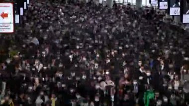 Tokyo, Japonya-04 Şubat 2020: Yerel halk ve turistlerin bulaşıcı bulaşıcı hastalıklara karşı koruyucu maske takıp toplu taşımacılıkta gribi korumalarının zamanlaması yüksek.