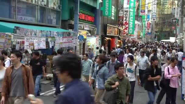 日本东京 2017年9月30日 4K人群在东京秋叶原地区的街道上行走 该地区以日本的电子和动漫商店闻名 日本商店的亚洲行人购物 — 图库视频影像