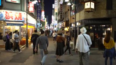 Tokyo, Japonya-30 Eylül 2017: 4K Asyalılar akşam Tokyo Ameyoko Market 'inde sokakta. Ueno İstasyonları yakınlarındaki Yamanote boyunca işlek bir cadde. Japon mağazalarından alışveriş yapmak. Japonya-Dan
