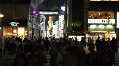 Tokyo, Japonya-30 Eylül 2017: 4K Akşamları Tokyo Ameyoko Pazarı 'nda karşıdan karşıya geçen Asyalı kalabalık. Yamanote, Ueno İstasyonu yakınlarında. Japon mağazalarından alışveriş yapmak. Japonya 'da yaya geçidi