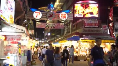 Tokyo, Japonya-30 Eylül 2017: 4K Asyalı insanlar akşam Tokyo Ameyoko Pazarı 'na akın ettiler. Ueno İstasyonları yakınlarındaki Yamanote boyunca işlek bir cadde. Japon mağazalarından alışveriş yapmak. Japonya-Dan