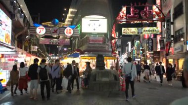 Tokyo, Japonya-30 Eylül 2017: 4K Asyalı insanlar akşam Tokyo Ameyoko Pazarı 'na akın ettiler. Ueno İstasyonları yakınlarındaki Yamanote boyunca işlek bir cadde. Japon mağazalarından alışveriş yapmak. Japonya-Dan