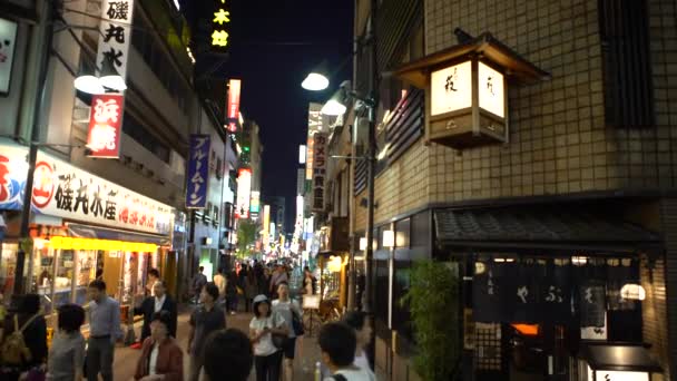 2017年9月30日 4Kアジアの人々が夜に東京アメ横市場を通ります 上野駅近くの山手線沿いの繁華街 日本のお店で買い物 日本ダン — ストック動画
