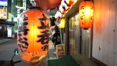 Tokyo, Japonya-30 Eylül 2017: 4K Akşamları geleneksel Japon feneri, Tokyo Ameyoko Market 'in caddesinde Asya restoranının işareti. Japonya-Dan