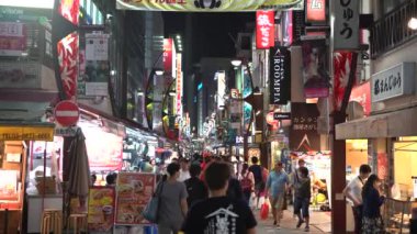 Tokyo, Japonya-30 Eylül 2017: 4K Asyalılar akşam Tokyo Ameyoko Market 'inde sokakta. Ueno İstasyonları yakınlarındaki Yamanote boyunca işlek bir cadde. Japon mağazalarından alışveriş yapmak. Japonya-Dan