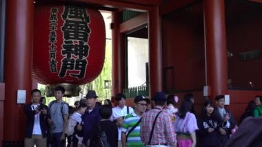 Tokyo, Japonya-01 Ekim 2017: 4K Kalabalığı Asakusa 'daki Kaminarimon, Thunder Gate' i kırmızı büyük kağıt fenerle geçiyor. Tokyo, Japonya 'daki Sensoji tapınağının girişinde turistler