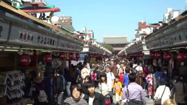 Tokyo, Japonya-01 Ekim 2017: 4K Asakusa 'daki geleneksel Japon Nakamise Dori pazarında yürüyen kalabalık. Tokyo, Japonya 'daki Sensoji alışveriş caddesi tapınağını ziyaret eden turistler