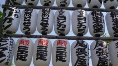 Tokyo, Japonya-01 Ekim 2017: 4K Kağıt feneri ünlü antik Budist tapınağı Senso-ji Asakusa 'nın sahnesine asıldı. Japon tapınağı Sensoji Tokyo Şehri, Japonya Kinryu-zan. Buddha-Dan Heykeli