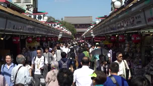 日本东京 2017年10月1日 4K移动的人群娃娃在日本传统的中美寺道里市场行走 游客们参观了日本东京的森索吉购物街寺庙 — 图库视频影像