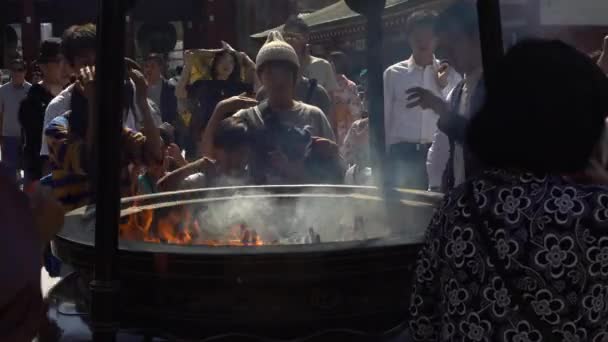 Токио Япония Октября 2017 Года Людей Посещают Знаменитый Японский Храм — стоковое видео