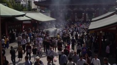 Tokyo, Japonya-01 Ekim 2017: 4K İnsanlar ünlü Japon tapınağı Sensoji Asakusa 'yı ziyaret eder, vazodan duman sallayarak, sağlıklarını iyileştirerek hastalıkları tedavi ederler. Tokyo mu? Japonya tapınağı Kinryu-zan-Dan