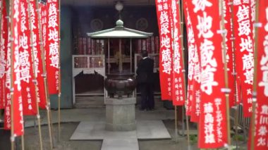 Tokyo, Japonya-01 Ekim 2017: 4K Asakusa Tokyo 'daki antik Budist tapınağına giriş kulesi. Asyalılar Sensoji yakınlarındaki bir tapınağı ziyaret ediyor. Senso-ji Japonya-Dan