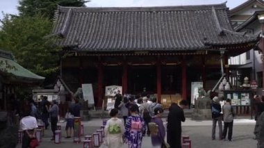 Tokyo, Japonya-01 Ekim 2017: 4K Genç Japon Geyşası Asakusa 'nın ünlü Budist tapınağı Senso-ji' de geleneksel kıyafetleriyle. Sensoji Tokyo tapınağında oyuncak bebek taşımak. Japonya-Dan
