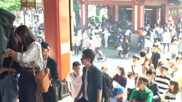 Tóquio Japão Outubro 2017 Turistas Visitantes Religiosos Rezam Jogam Moedas — Vídeo de Stock