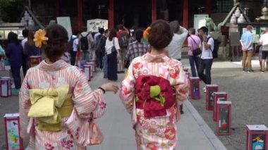 Tokyo, Japonya-01 Ekim 2017: 4K Genç Japon Geyşası Asakusa 'nın ünlü Budist tapınağı Senso-ji' de geleneksel kıyafetleriyle. Sensoji Tokyo tapınağında oyuncak bebek taşımak. Japonya-Dan