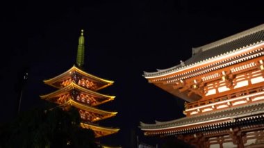 4K Asakusa Kinryu-zan Senso-ji 'de Hozomon kapısının yanındaki 5 katlı pagoda. Tokyo City, Japonya 'daki Sensoji tapınağındaki Japon kulesini ziyaret eden turistler görülüyor.