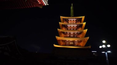 4K Asakusa Kinryu-zan Senso-ji 'de Hozomon kapısının yanındaki 5 katlı pagoda. Tokyo City, Japonya 'daki Sensoji tapınağındaki Japon kulesini ziyaret eden turistler görülüyor.