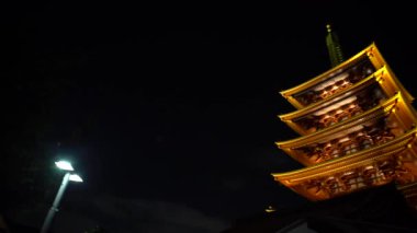 4K Asakusa Kinryu-zan Senso-ji 'de Hozomon kapısının yanındaki 5 katlı pagoda. Tokyo City, Japonya 'daki Sensoji tapınağındaki Japon kulesini ziyaret eden turistler görülüyor.