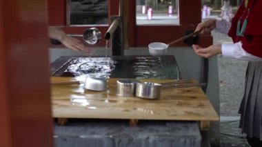 4K dindar insanlar Senso-ji 'deki tören arınma ayini için shinto-water abdest pavyonunda ellerini yıkıyorlar. Ünlü Budist tapınağının Chozuya 'sı. Asakusa-Dan