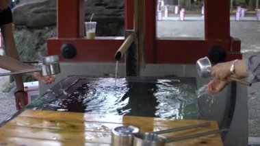 Tokyo, Japonya-01 Ekim 2017: 4K Chozuya su havzası ünlü antik Budist tapınağı Sensoji, Asakusa, Tokyo City. Japon kaynağındaki dindar insanlar Asya tapınağında. Japonya 'yı temizleyin.