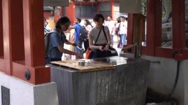 Tokyo, Japonya-01 Ekim 2017: 4K Chozuya su havzası ünlü antik Budist tapınağı Sensoji, Asakusa, Tokyo City. Japon kaynağındaki dindar insanlar Asya tapınağında. Japonya 'yı temizleyin.