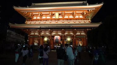 Tokyo, Japonya-29 Eylül 2017: 4K Asyalı insanlar gece Hozomon Asakusa kapısında kırmızı büyük kağıt fenerle fotoğraf çekiyorlar. Turistler Japon tapınağını ziyaret ediyorlar Sensoji Tokyo City Japonya-Dan