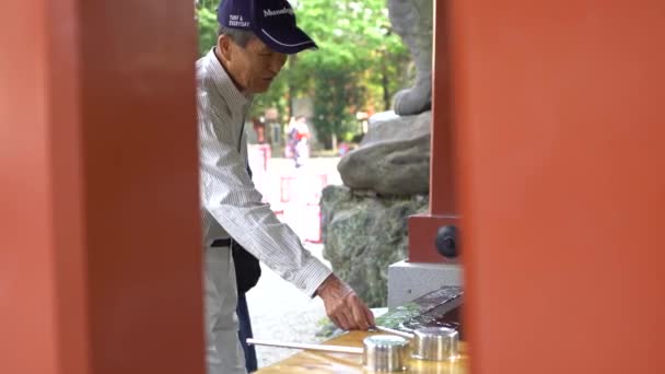 東京都2017年10月01日 4K浅草寺の清水儀式用の清水亭で手を洗う宗教者 有名な仏教寺院の長州屋 浅草段 — ストック動画