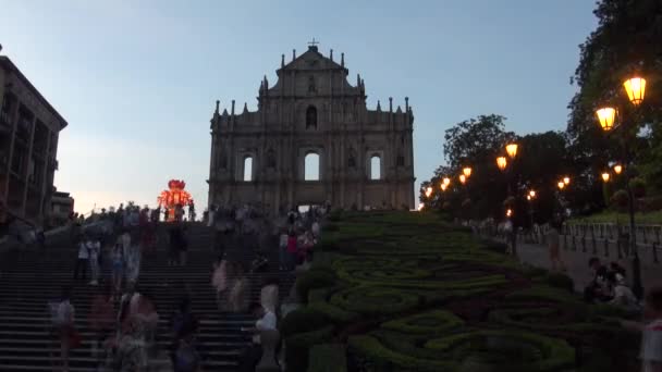 2014年6月27日澳门 游客参观圣保罗被毁教堂历史中心 2005年 被毁的圣保罗教堂被列入联合国教科文组织世界遗产名录 — 图库视频影像