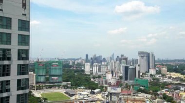 Kuala Lumpur, Malezya-13 Nisan 2018: 4K, Kuala Lumpur 'un binaları. Hava görüntüsü. Şehrin manzarası gündüz vakti. Ufuk çizgisinin panoramik görüntüsü. Megapolis Malezya 'da.