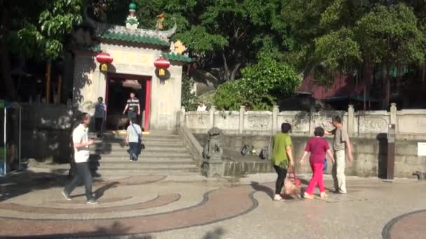マカオ 2014 観光客を入力してドアは マカオで最も古い寺院 儒教に触発された寺院 祈り道教と仏教 — ストック動画