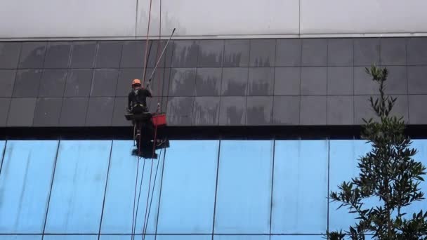 Kuala Lumpur Malásia Abril 2018 Trabalhador Manutenção Que Limpa Janelas — Vídeo de Stock