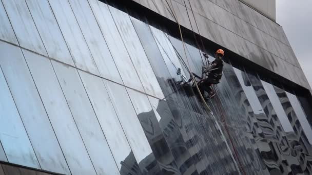 Kuala Lumpur , Malaysia-14 April, 2018: 4K, A maintenance worker cleaning windows on high rise building. Window cleaner working on a glass facade. Risk carrier cleaning mirror hight tower-Dan — Stock Footage Kuala Lumpur Malaysia April 2018 Maintenance Worker Cleaning Windows High Stock Video