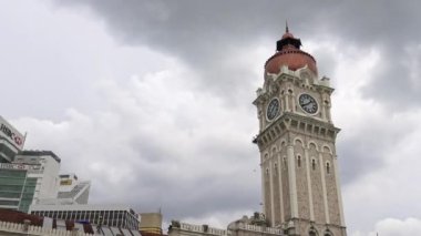 Kuala Lumpur, Malezya-14 Nisan 2018: 4K, Jalan Raja 'daki Merdeka Meydanı önünde bulunan Sultan Abdul Samad Binası' nın kule saati. Kuala Lumpur Malezya şehir merkezi. Bağımsızlık Meydanı-Dan