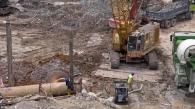 Kuala Lumpur, Malezya-13 Nisan 2018: 4K, inşaat halindeki yeni bina. Kazıcılı Asyalı işçilerin inşaat endüstrisine genel bakış. Dan Hanedanı 'nda çalışan vinç manzarası arttı.