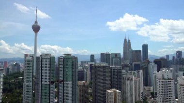 4K, Kuala Lumpur 'daki ünlü Petronas İkiz Kuleleri. Malezya 'nın en yüksek binası. Şehrin ufuk çizgisi KLCC olarak da bilinir. Asya turizmi, modern şehir hayatı, iş finansmanı ve ekonomi kavramı - Dan