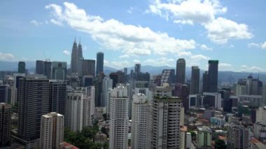 4K, Kuala Lumpur 'daki ünlü Petronas İkiz Kuleleri. Malezya 'nın en yüksek binası. Şehrin ufuk çizgisi KLCC olarak da bilinir. Asya turizmi, modern şehir hayatı, iş finansmanı ve ekonomi kavramı - Dan