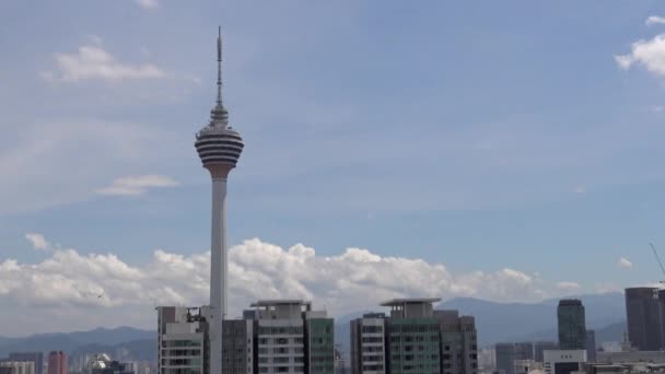 Słynna Wieża Komunikacyjna Kuala Lumpur Menara Skyline Anteny Telewizyjnej Chmurami — Wideo stockowe