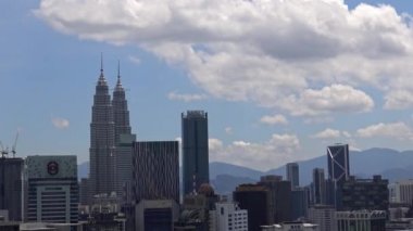 4K, Kuala Lumpur 'daki ünlü Petronas İkiz Kuleleri. Malezya 'nın en yüksek binası. Şehrin ufuk çizgisi KLCC olarak da bilinir. Asya turizmi, modern şehir hayatı, iş finansmanı ve ekonomi kavramı - Dan