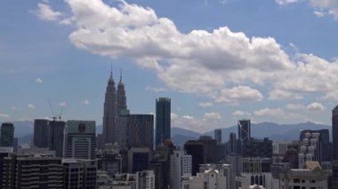 4K, Kuala Lumpur 'daki ünlü Petronas İkiz Kuleleri. Malezya 'nın en yüksek binası. Şehrin ufuk çizgisi KLCC olarak da bilinir. Asya turizmi, modern şehir hayatı, iş finansmanı ve ekonomi kavramı - Dan