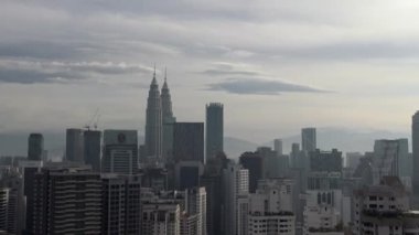 4K, Kuala Lumpur 'daki ünlü Petronas İkiz Kuleleri. Malezya 'nın en yüksek binası. Şehrin ufuk çizgisi KLCC olarak da bilinir. Asya turizmi, modern şehir hayatı, iş finansmanı ve ekonomi kavramı - Dan