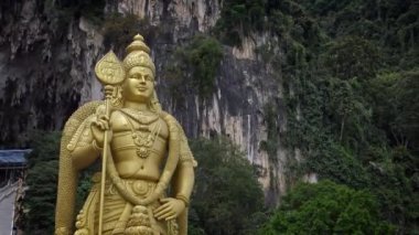 4K, Malezya 'daki Batu Mağaralarının girişindeki Lord Murugan Heykeli. Kuala Lumpur 'un kuzeyinde bir kireçtaşı bulundu. Hindu tapınakları. Hindistan 'ın dışındaki en popüler Tamil tapınaklarından biri.