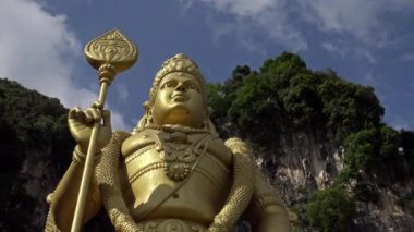 4K, Malezya 'daki Batu Mağaralarının girişindeki Lord Murugan Heykeli. Kuala Lumpur 'un kuzeyinde bir kireçtaşı bulundu. Hindu tapınakları. Hindistan 'ın dışındaki en popüler Tamil tapınaklarından biri.
