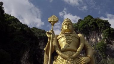 4K, Malezya 'daki Batu Mağaralarının girişindeki Lord Murugan Heykeli. Kuala Lumpur 'un kuzeyinde bir kireçtaşı bulundu. Hindu tapınakları. Hindistan 'ın dışındaki en popüler Tamil tapınaklarından biri.
