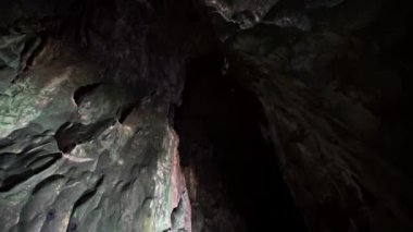 4K, Malezya 'daki güzel doğal kireçtaşı mağarası. Karanlık Mağara 'ya büyük bir oyuktan giriş. Batu mağara tepesindeki ana mağaralardan biri. Kuala Lumpur-Dan