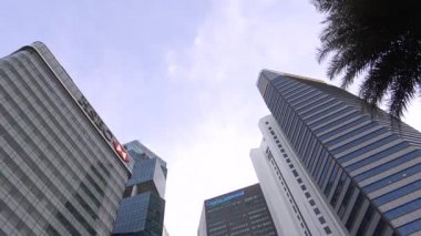 Singapur-11 Nisan 2015: 4k, Singapur 'un Finansal Bölgesi, Gündüzleri palmiye bahçesi olan gökdelen, şehir merkezindeki iş ofisi için modern yüksek kule